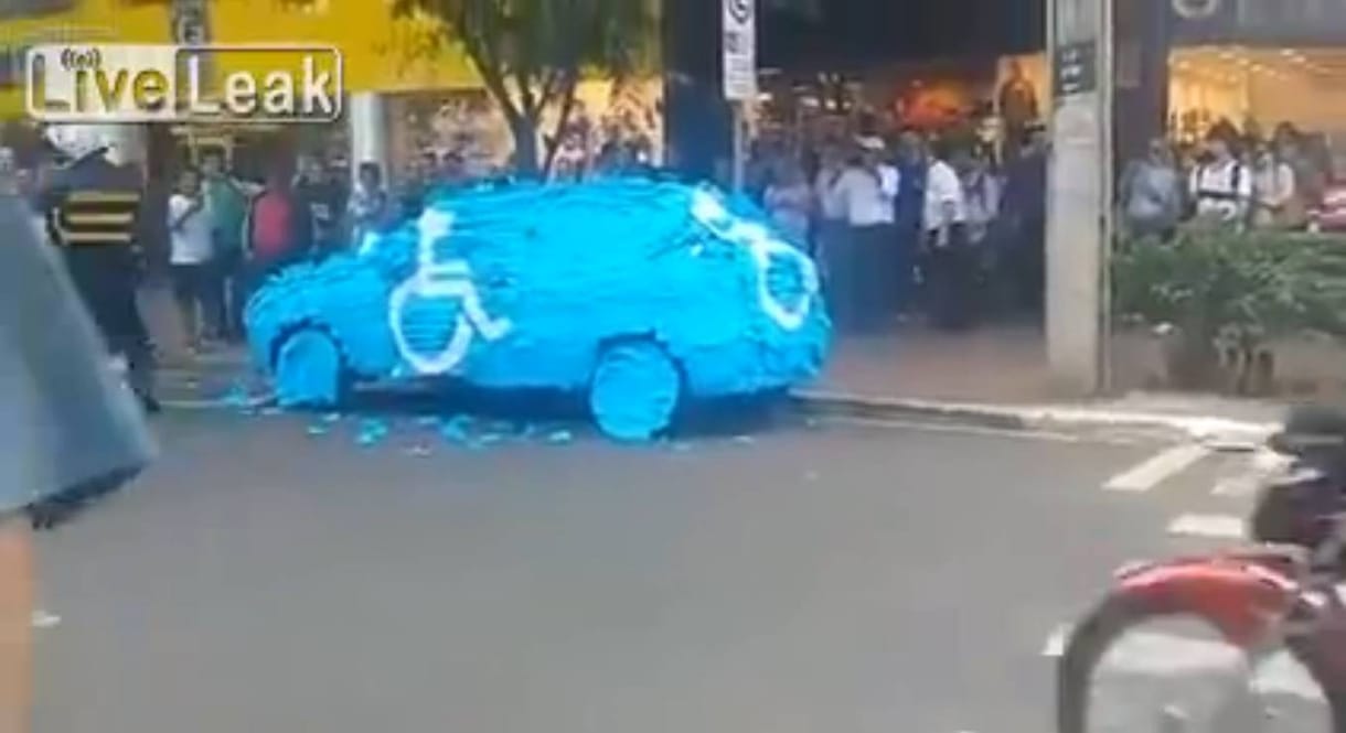 Videó: Így kell bánni a mozgáskorlátozottak helyére parkoló pofátlan autósokkal