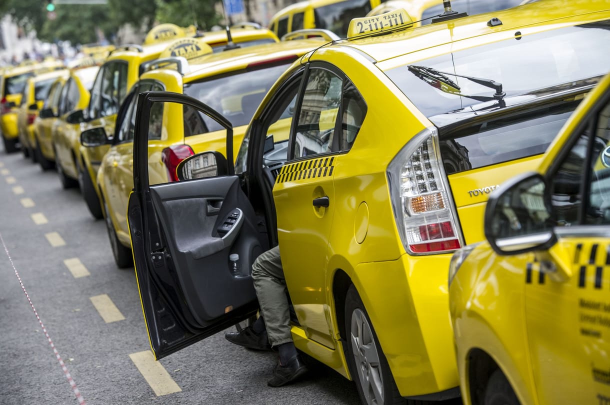 Lavinát indíthat a taxispiacon, hogy a Bolt után itt az Uber és a Gett, az utasok viszont örülhetnek