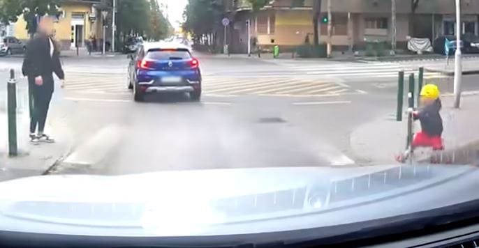 Centiken múlt, hogy nem ütötték el a rollerező kisgyereket – videó
