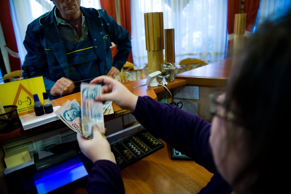 Az állam odaengedi a húsosfazékhoz a baráti bankokat