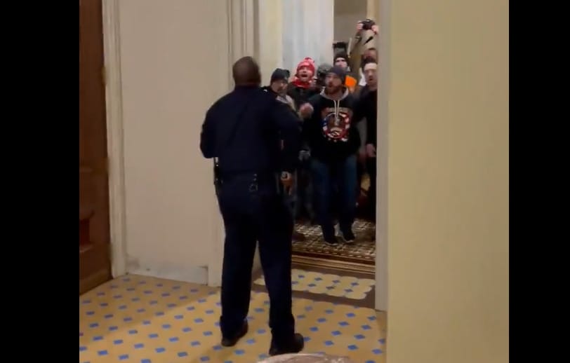 Hősként ünneplik a Capitolium rendőrségének egy tagját