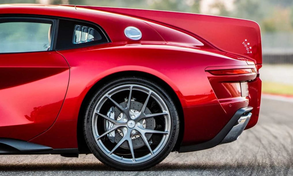 Retro húrokat penget ez a Ferrari-alapú új sportkocsi
