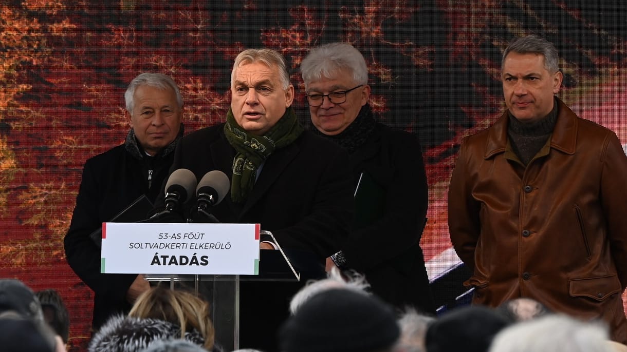 Lázár János vett egy dubaji csokit Orbán Viktornak, „hogy tudja, mi az”