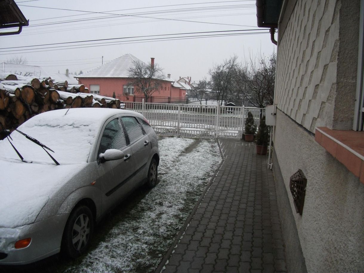 Fotó bizonyítja a mai havazást