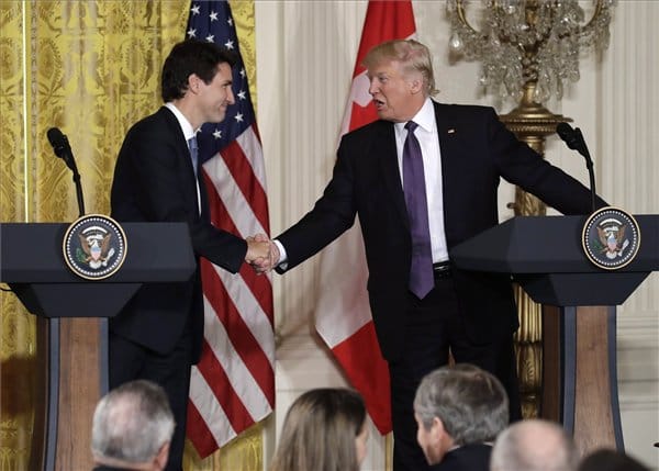 Bicepszből lenyomta a kanadai miniszterelnök Trumpot – videó