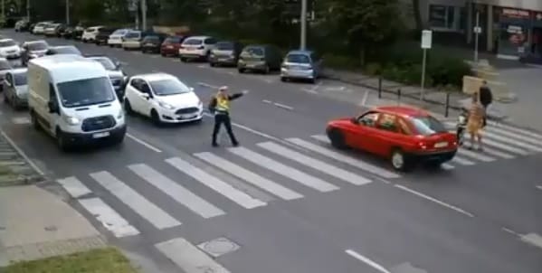 Előtte állt a rendőr, mégis majdnem elgázolt két gyalogost a zebrán – videó