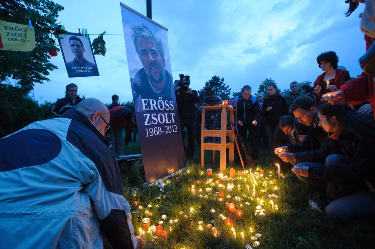 Fotók: Erőss Zsoltért és Kiss Péterért égtek a mécsesek