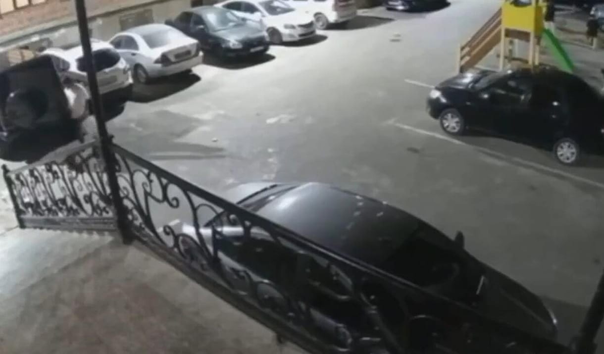 Egy mahacskalai parkolóban alig pár méterről lőttek rá egy MMA-harcosra, kiderült, hogyan élhette túl a támadást – videó