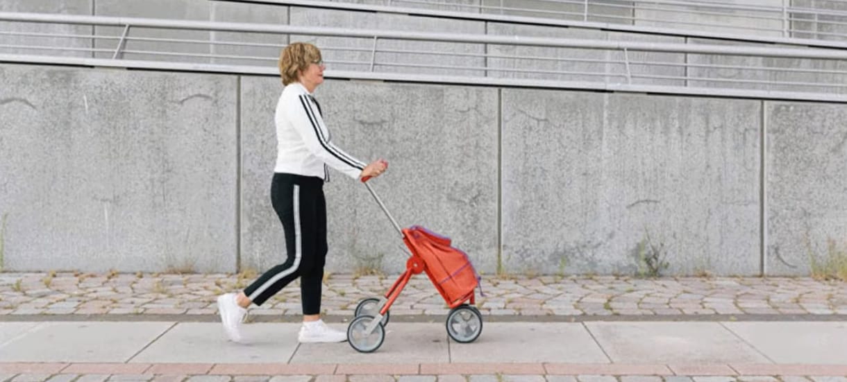 Nyugdíjasként indított startupot, hogy trendi divatcikké tegye a járókeretet