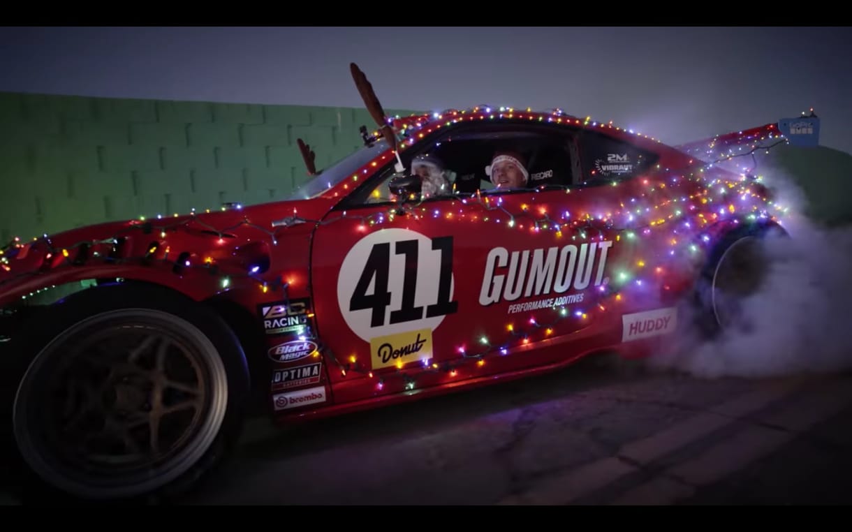 A karácsonyi ajándékok idén egy Toyotába oltott Ferrarival érkeznek – videó