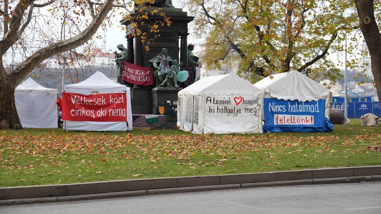 „Az éjszakák nem voltak kellemesek” – a Belügyminisztériumnál virrasztó diákok táborában jártunk