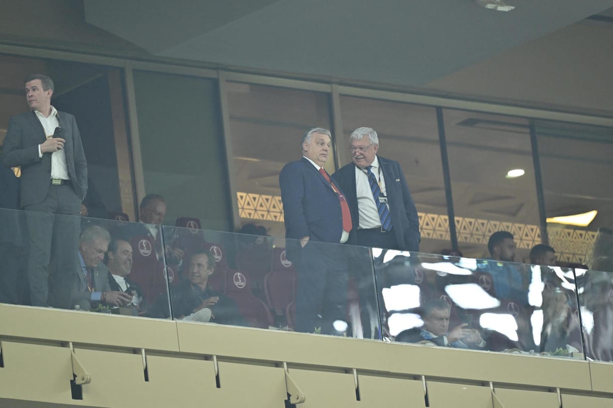Képeken, ahogy Orbán Viktor Csányi Sándorral nézi a vébédöntőt