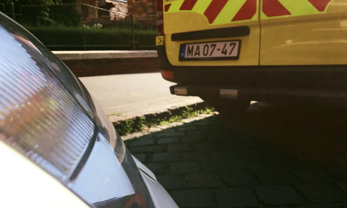Fontos: nem sokat, 2 métert kérnek a mentősök az autósoktól, de ezen életek múlhatnak