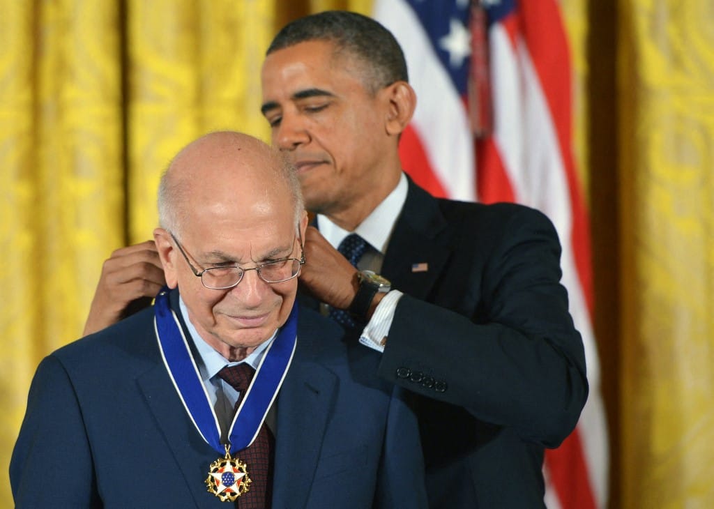 A Nobel-díjas, aki megmutatta, mennyire szép emberi dolog bután viselkedni