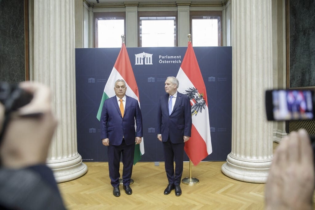 Így történt, amikor Orbán szívélyes vendéglátóját nem engedték be a kristályéjszakára emlékező rendezvényre