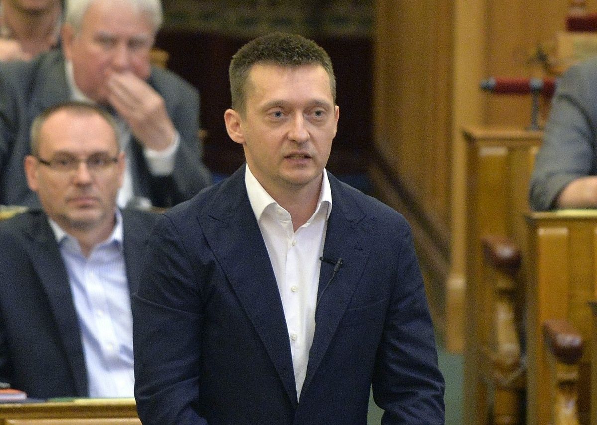 Rogán: Ki kell hirdetni a válsághelyzetet