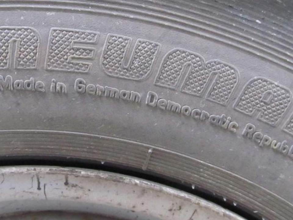 Fotó: még mindig NDK-s abronccsal járt egy autós