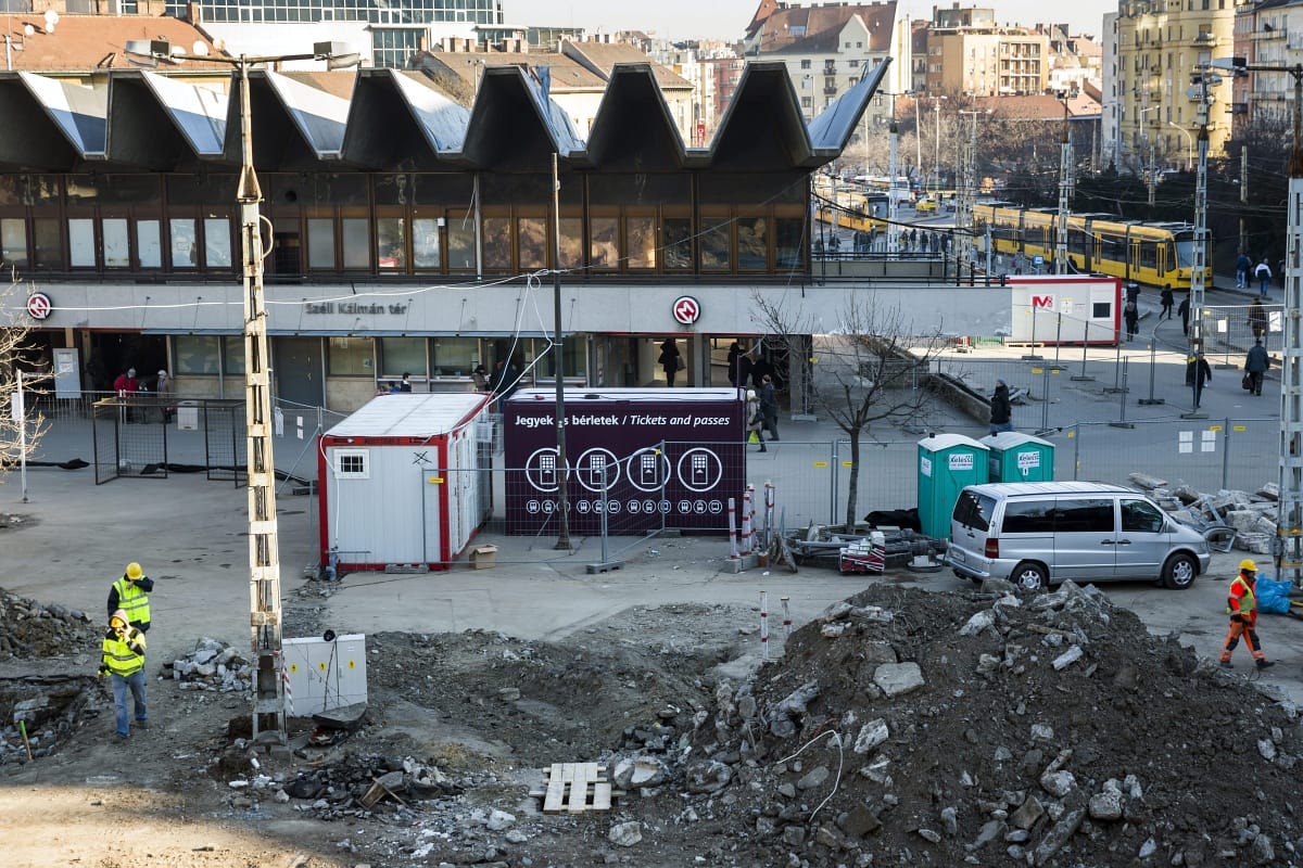 Konténerből vehetünk jegyet a széttúrt Széll Kálmán téren – fotók