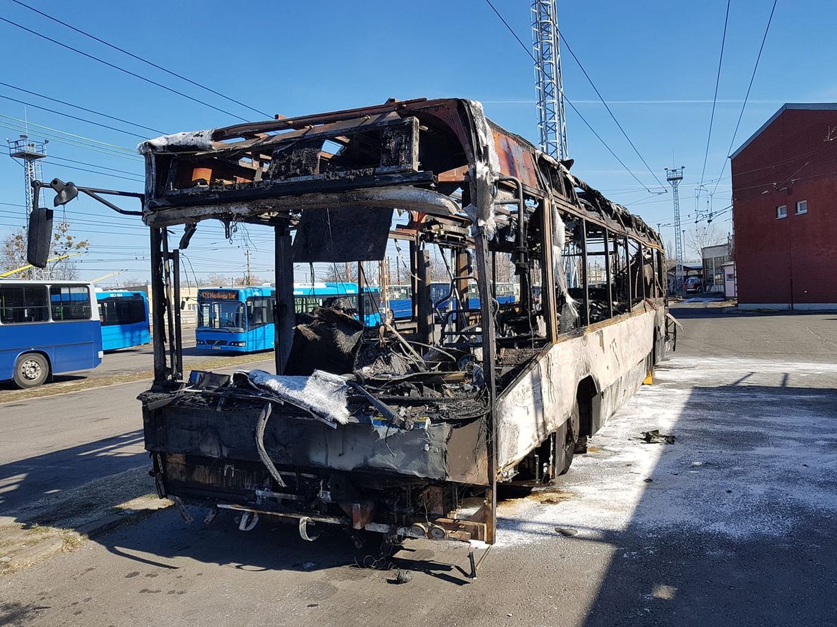 Porig égett a BKV egyik használt Volvo busza kedd éjjel