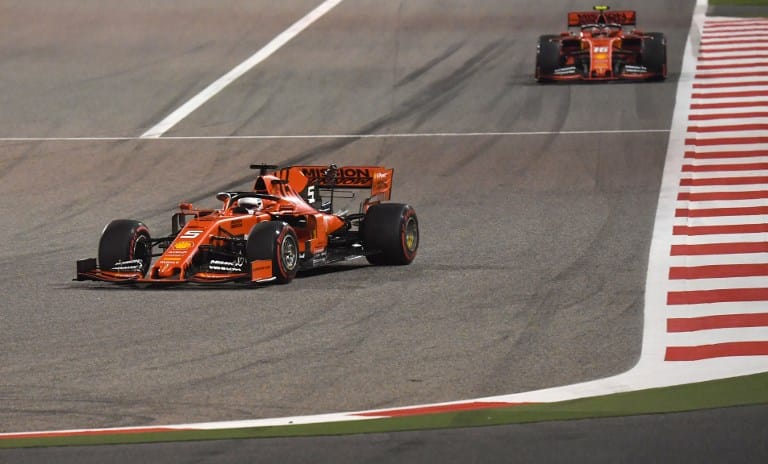 Videón, ahogy Vettel megpördül, azután elhagyja az első szárnyát