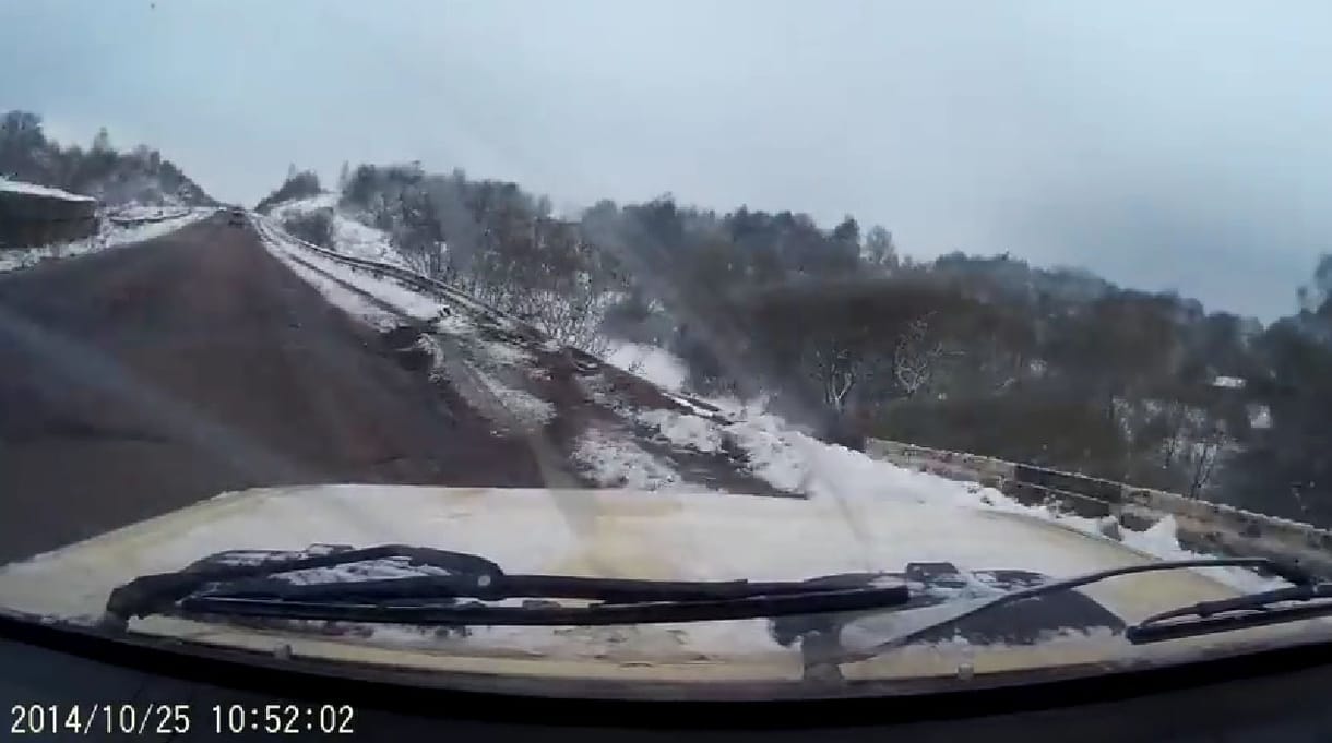 Így csinál bolondot a fekete jég az autósból – videó