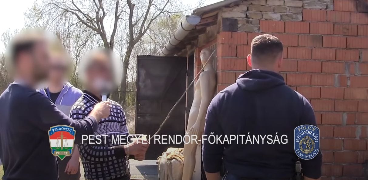 Vádat emeltek egy férfi ellen, aki agyonverhetett két embert baltával, majd a testüket felgyújtotta