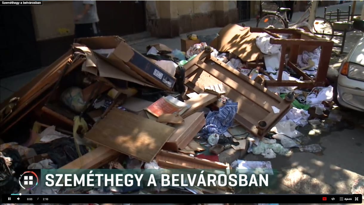 Telnek a napok, csak nem tűnik el a rejtélyes szeméthalom a belvárosi utcából