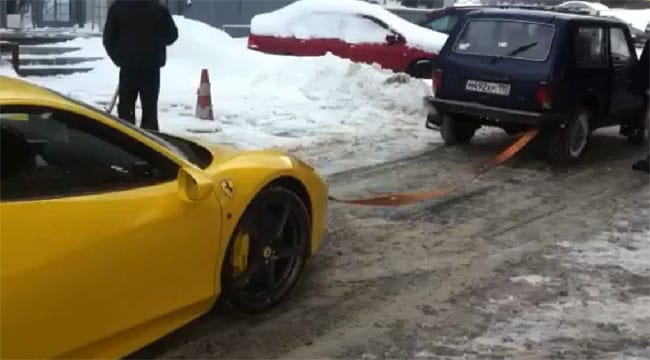 Ilyen, amikor Lada Niva vontat egy Ferrari 458 Italiát – videó
