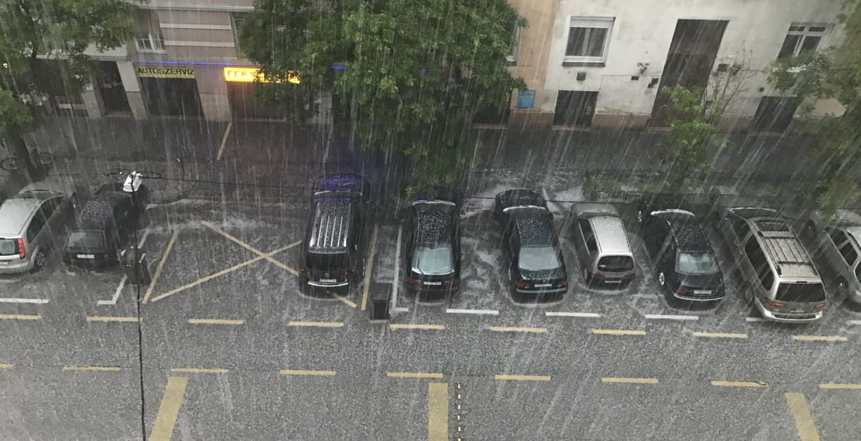 Özönvíz bénította meg Budapestet - fotó, videó