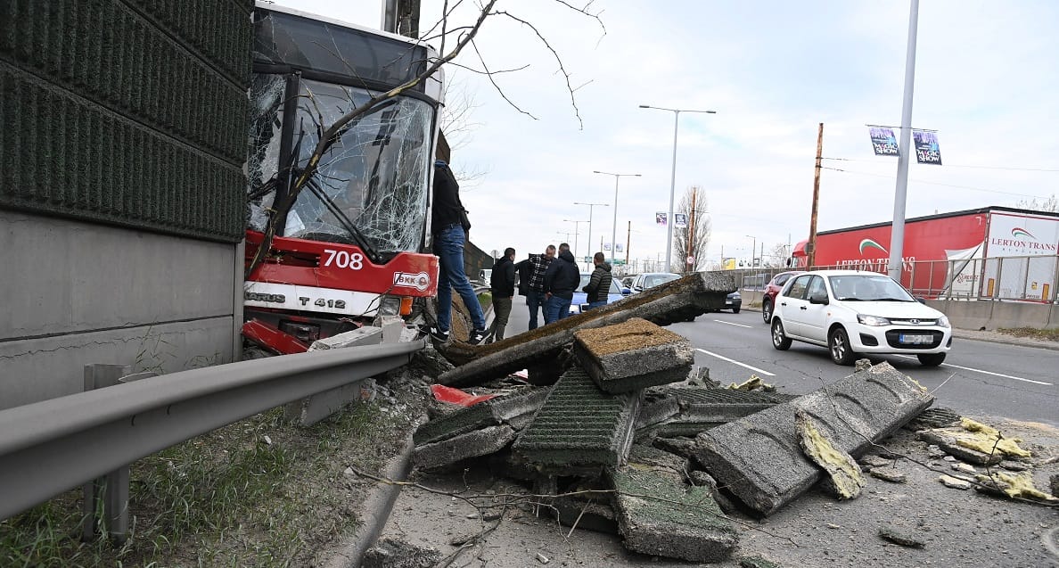 Átszakított egy zajvédő falat egy troli az M3-as autópálya budapesti kivezetőjénél