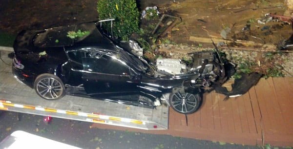 Ennyi maradt a fának ütköző Aston Martin DBS-ből - fotók
