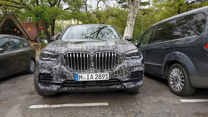 Az álcaautósoknak is jár a vasárnap – fura BMW X5 egy magyar parkolóban