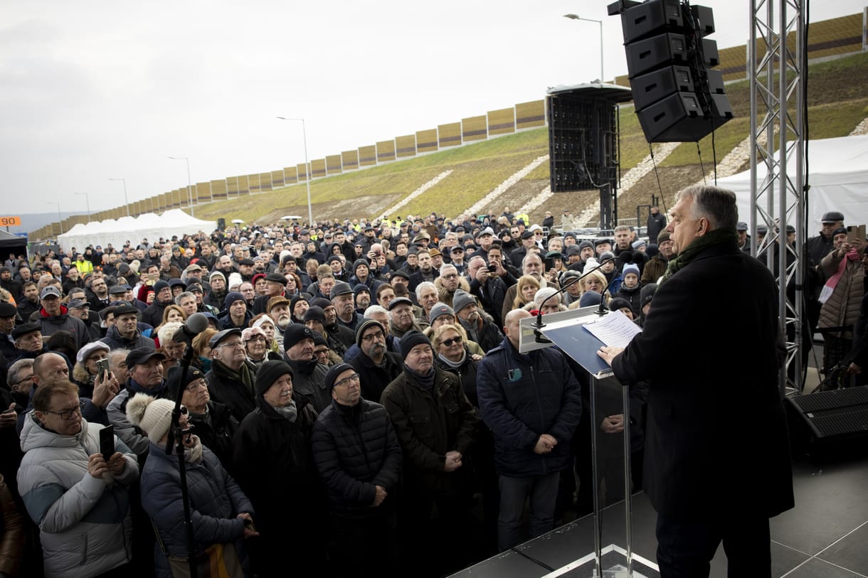 Orbán szerint egy útépítés a példa arra, hogy igaz lesz, amikor azt mondja, következő években „mindannyian léphetünk, nem egyet, hanem akár kettőt is előre”