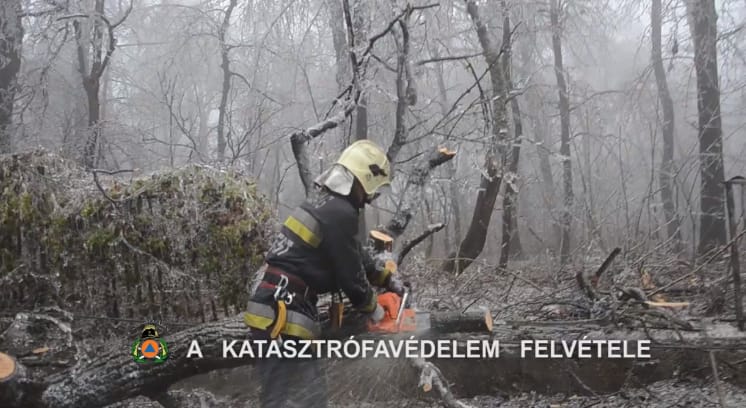 Videó: Ilyen, amikor a tűzoltók bevetésre mennek a budai ítéletidőben