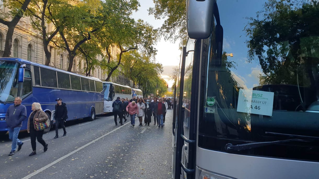 Járó motorral várták a buszok a Békemenet résztvevőit