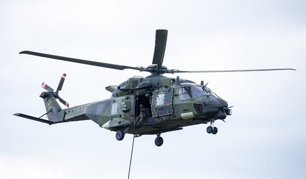 Egy orosz hajó jelzőlőszerrel lőtt a német hadsereg helikopterére