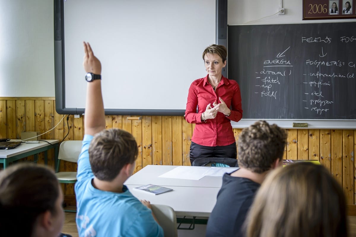 Czunyiné széke inog, vannak esélyesek a helyére