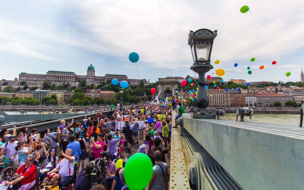 Felvonulás miatt több utcát is lezárnak vasárnap délután Budapesten