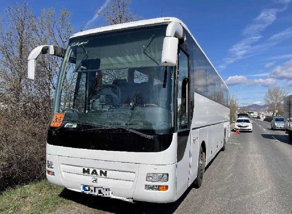 Óvodásokat szállító busz előtt büntetőfékezett