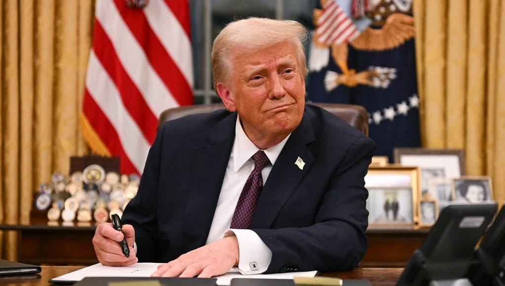 Kilépett a WHO-ból és a párizsi klímaegyezményből, de a capitoliumi zavargások 1600 résztvevőjének is kegyelmet adott Trump - íme, az első intézkedései