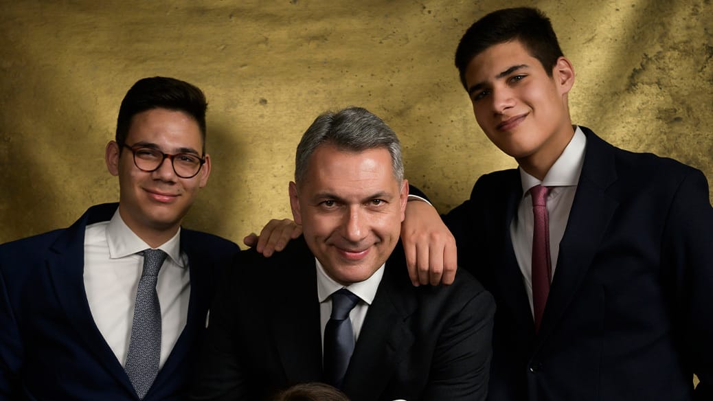 Zavarbaejtő apa-fia videók Lázártól: mi lehet a cél?