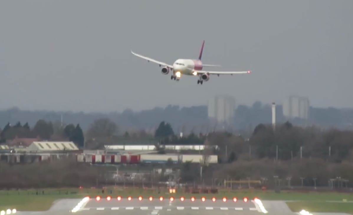 Nézni is rossz, ahogy a Wizz Air pilótái megküzdenek a viharos széllel Birminghamben