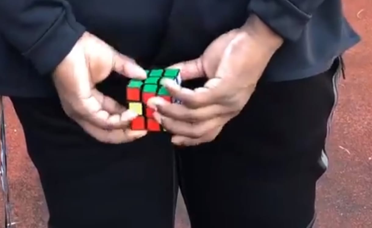 Elképesztő Rubik-kocka-világrekordot állított be egy 9 éves kisfiú