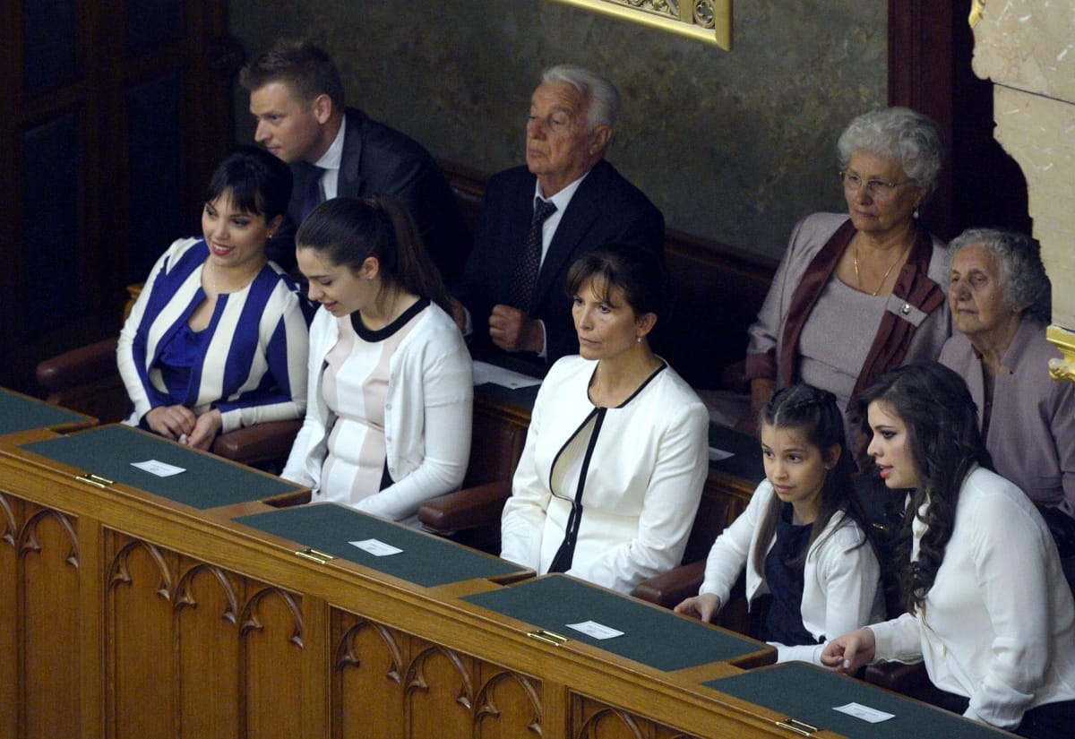 A kormányfő vagy egy százados Flóra nevű lányát hozta haza a HM gépe Ciprusról? 