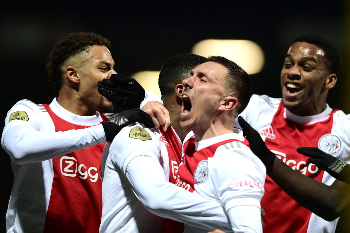 Az Ajaxnál megunták, hogy a nézők mezeket kunyerálnak a focistáktól