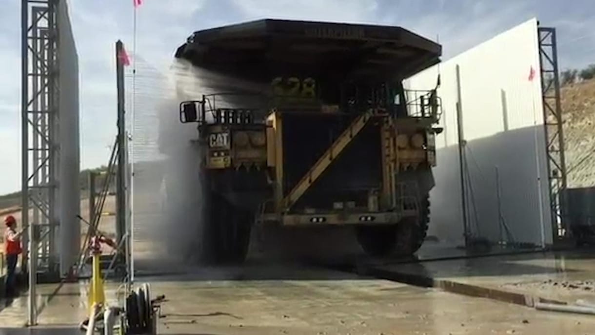 Hogyan mosnak le egy akár 440 tonnát is szállító gigantikus teherautót? - videó
