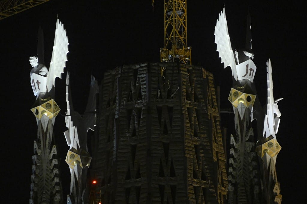 Kivilágították a Sagrada Familia új tornyait 