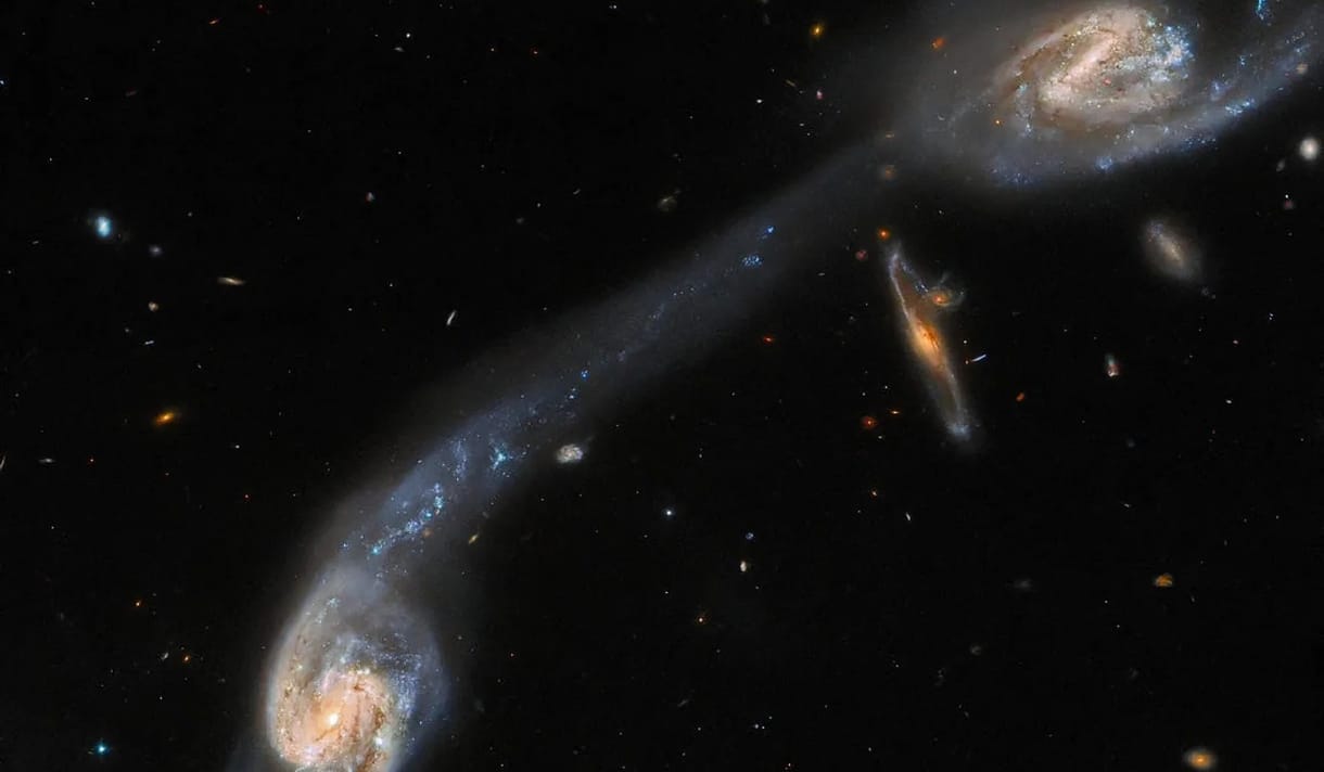 Csillaghíd köt össze két galaxist, gyönyörű fotót készített róla a Hubble
