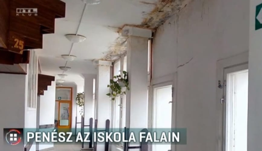 Egy másik pécsi iskola is szétázott, a folyosót elborította a penész