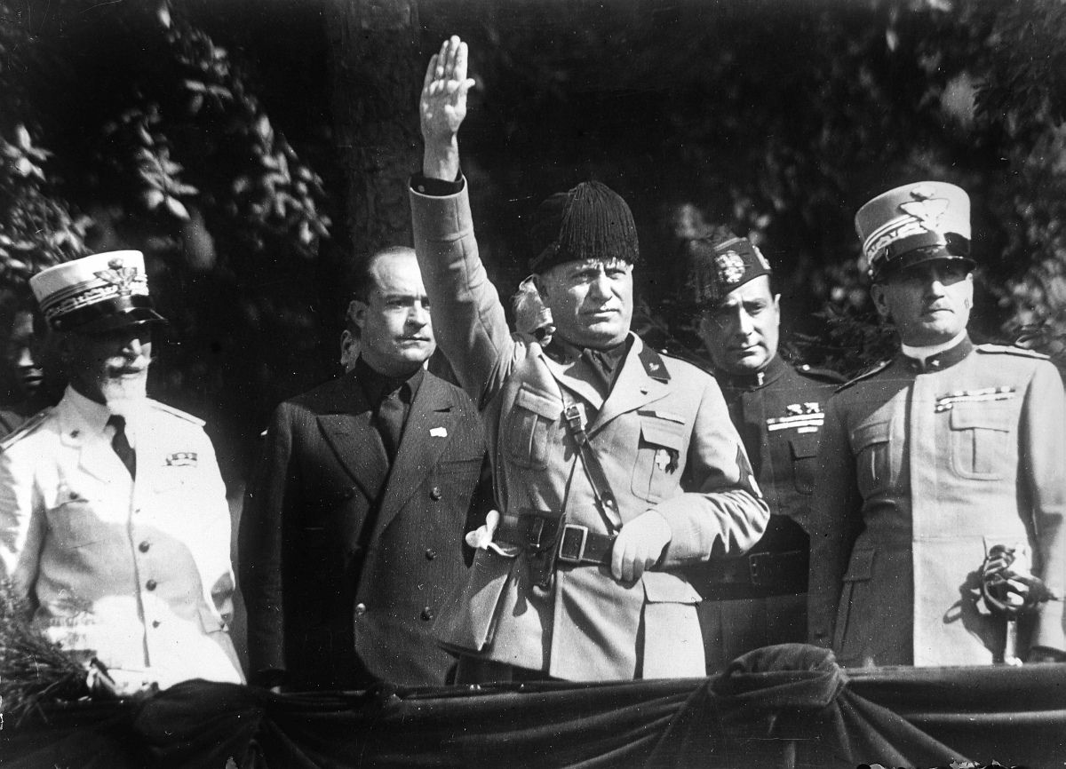 Bokáig gipszben gázoltak az olaszok Mussolini bukásakor